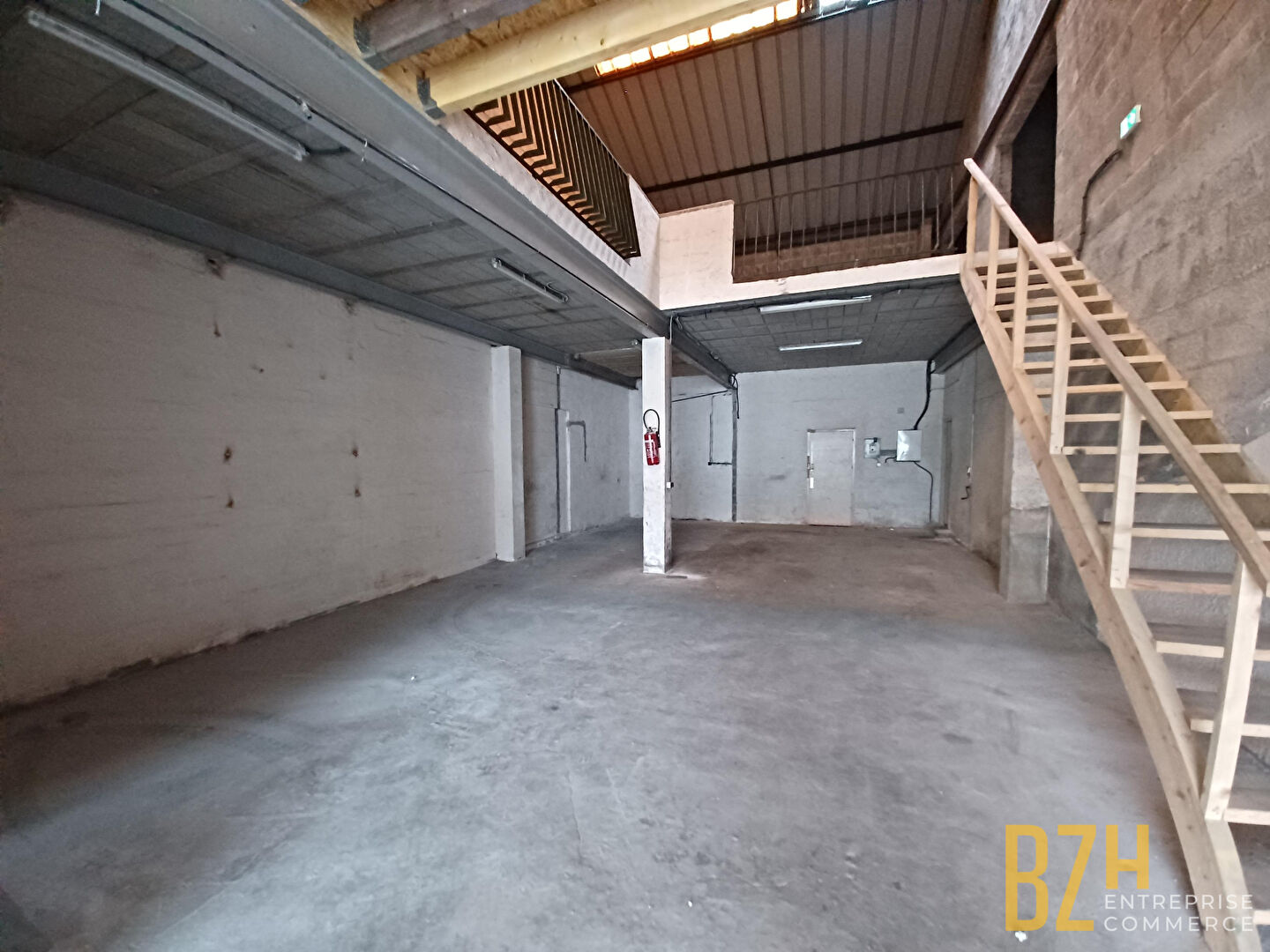 Local industriel  - 225m²