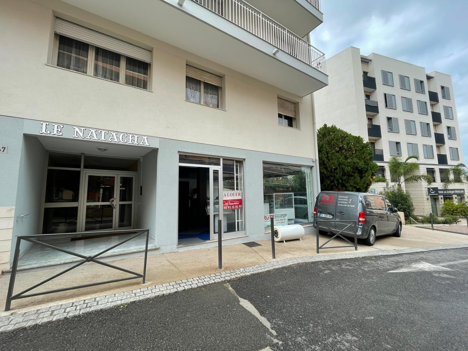 Local Professionnel  - 67m² - ST LAURENT DU VAR