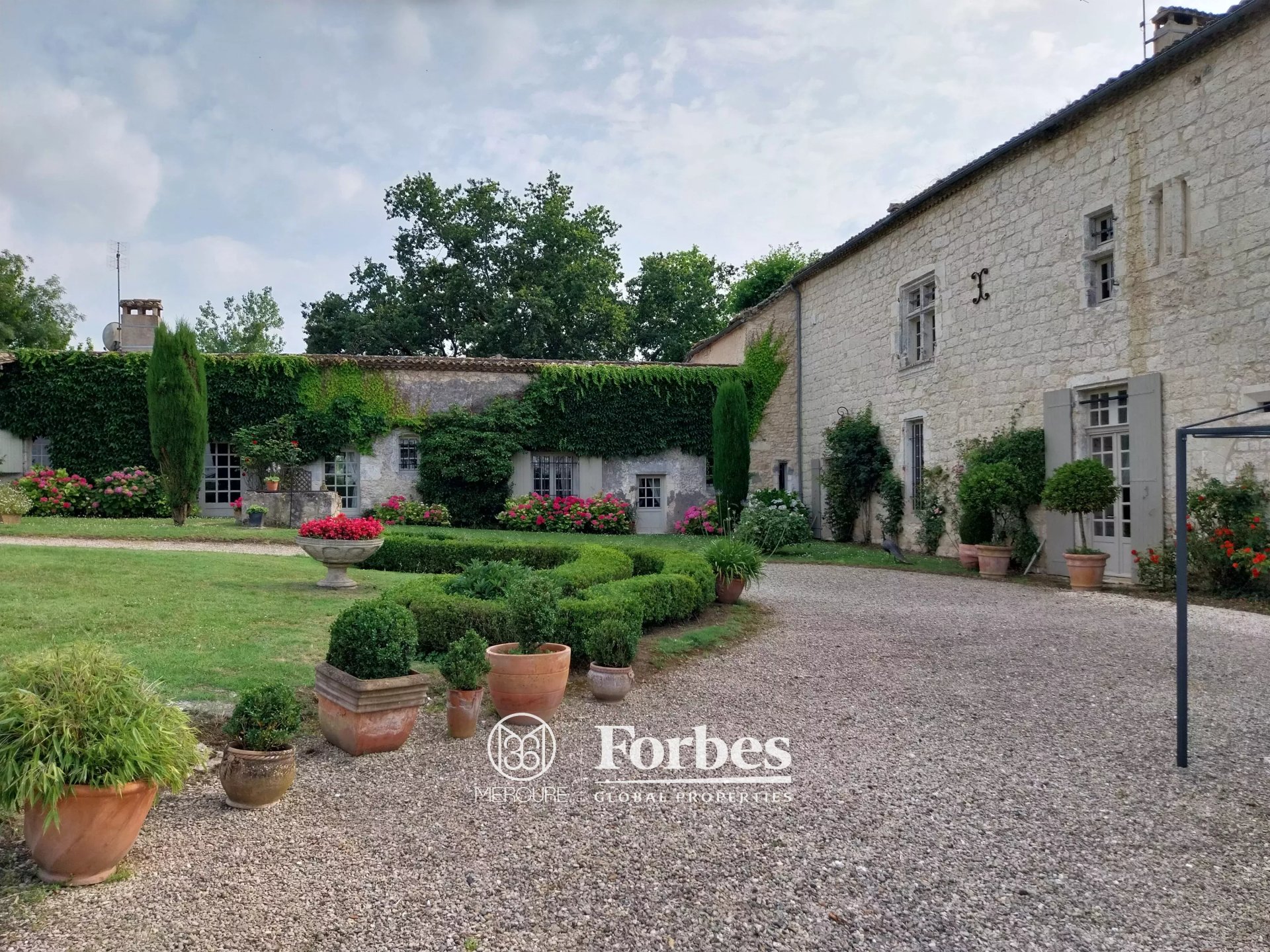 Maison 9 pièces - 498m² - ST SERNIN