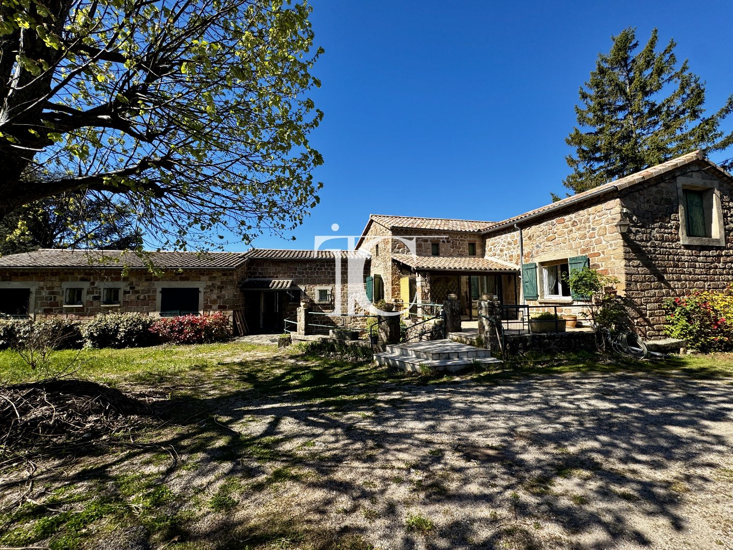 Maison 14 pièces 290 m² · à Planzolles · 290 m² · 472 500 €