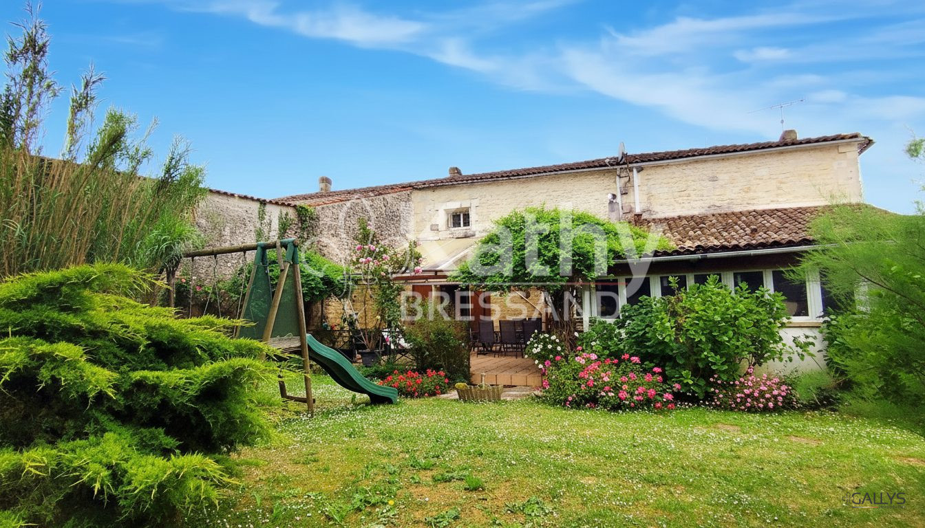 Maison 10 pièces 220 m² · à St Quantin de Rancanne · 220 m² · 367 000 €
