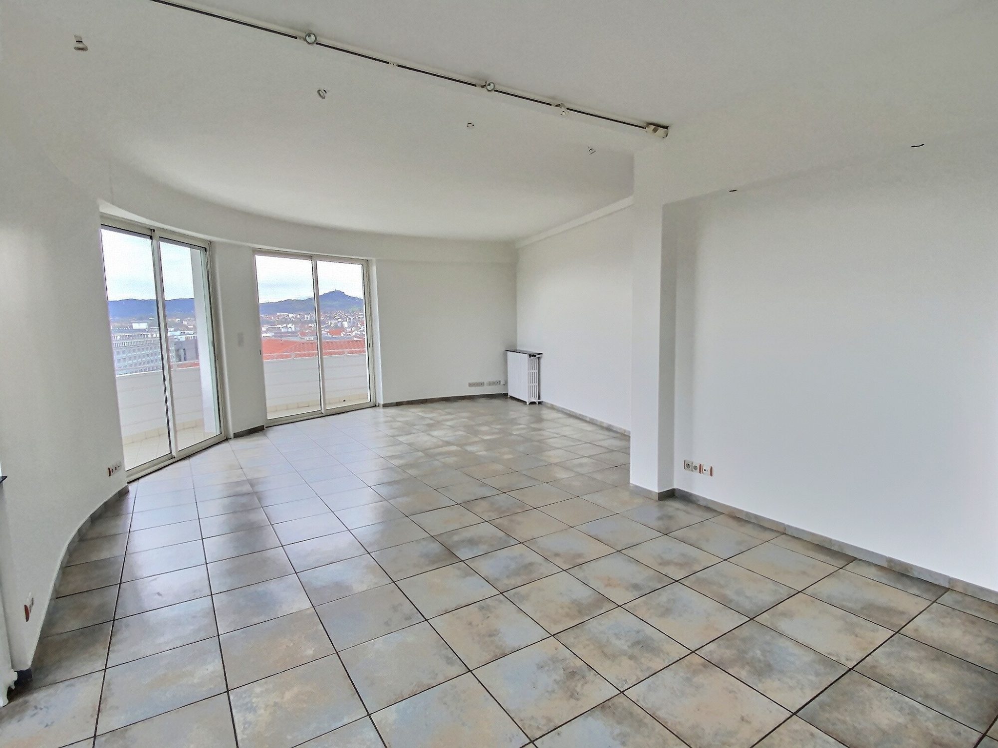 Appartement 3 pièces 120 m² · à Clermont Ferrand · 120 m² · 1 420 €/mois