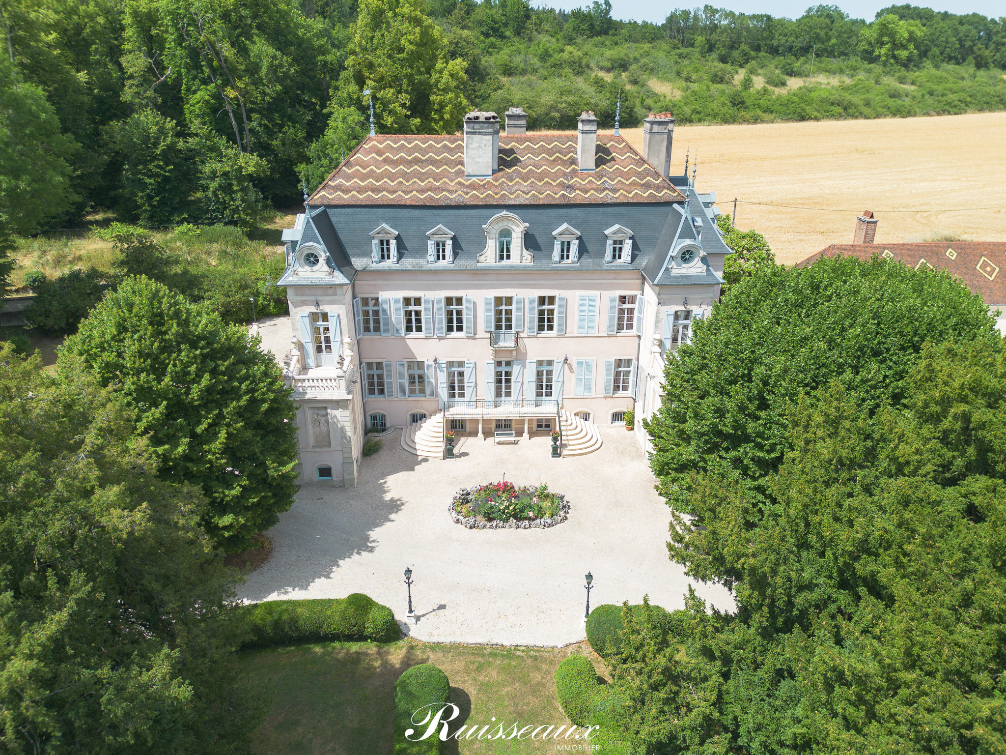Maison 17 pièces 685 m² · à Gemeaux · 685 m² · 2 200 000 €