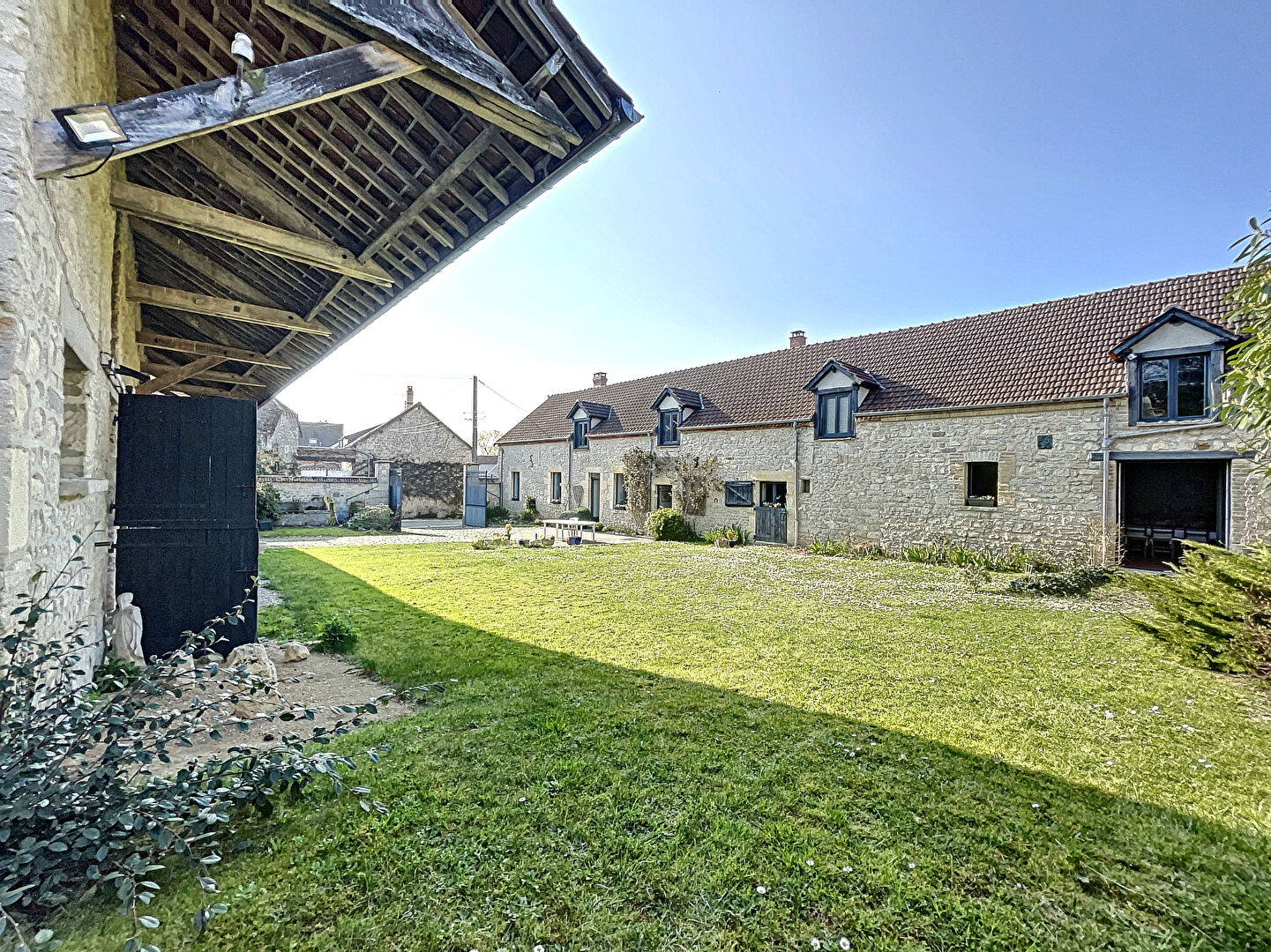 Maison 10 pièces 308 m² · à Bouffignereux · 308 m² · 451 500 €