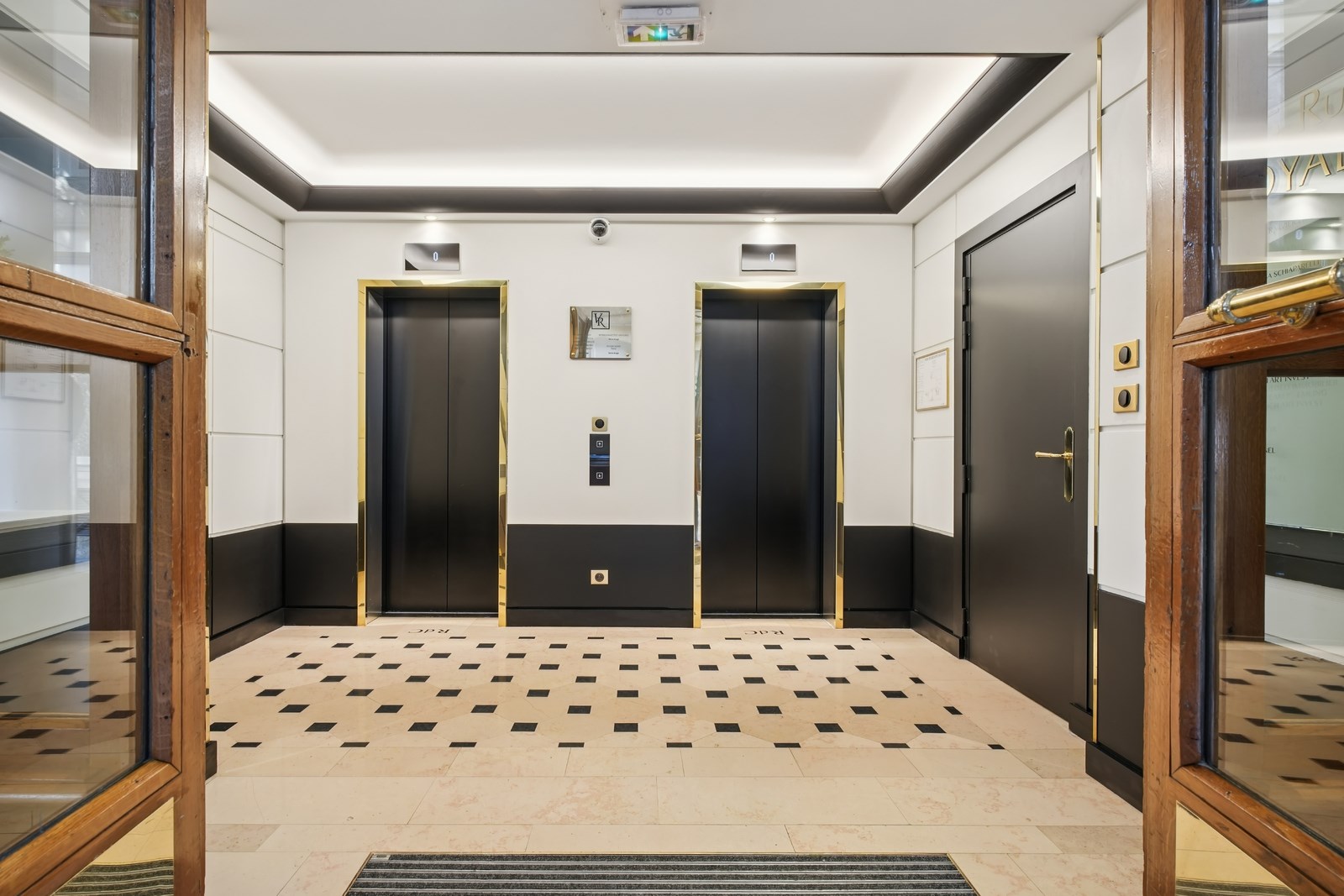 Local commercial 718 m² · à Paris 08e Arrondissement · 718 m² · 83 €/mois