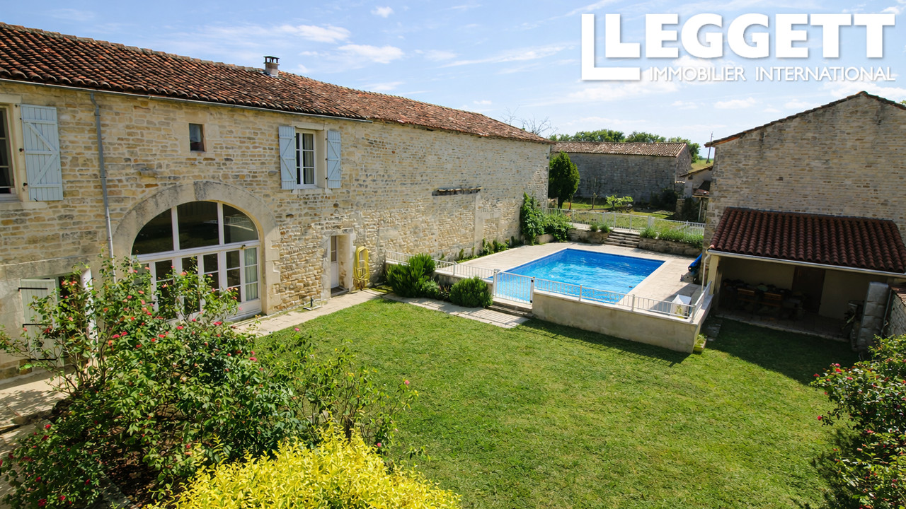 Maison 10 pièces 392 m² · à Charmé · 392 m² · 382 660 €