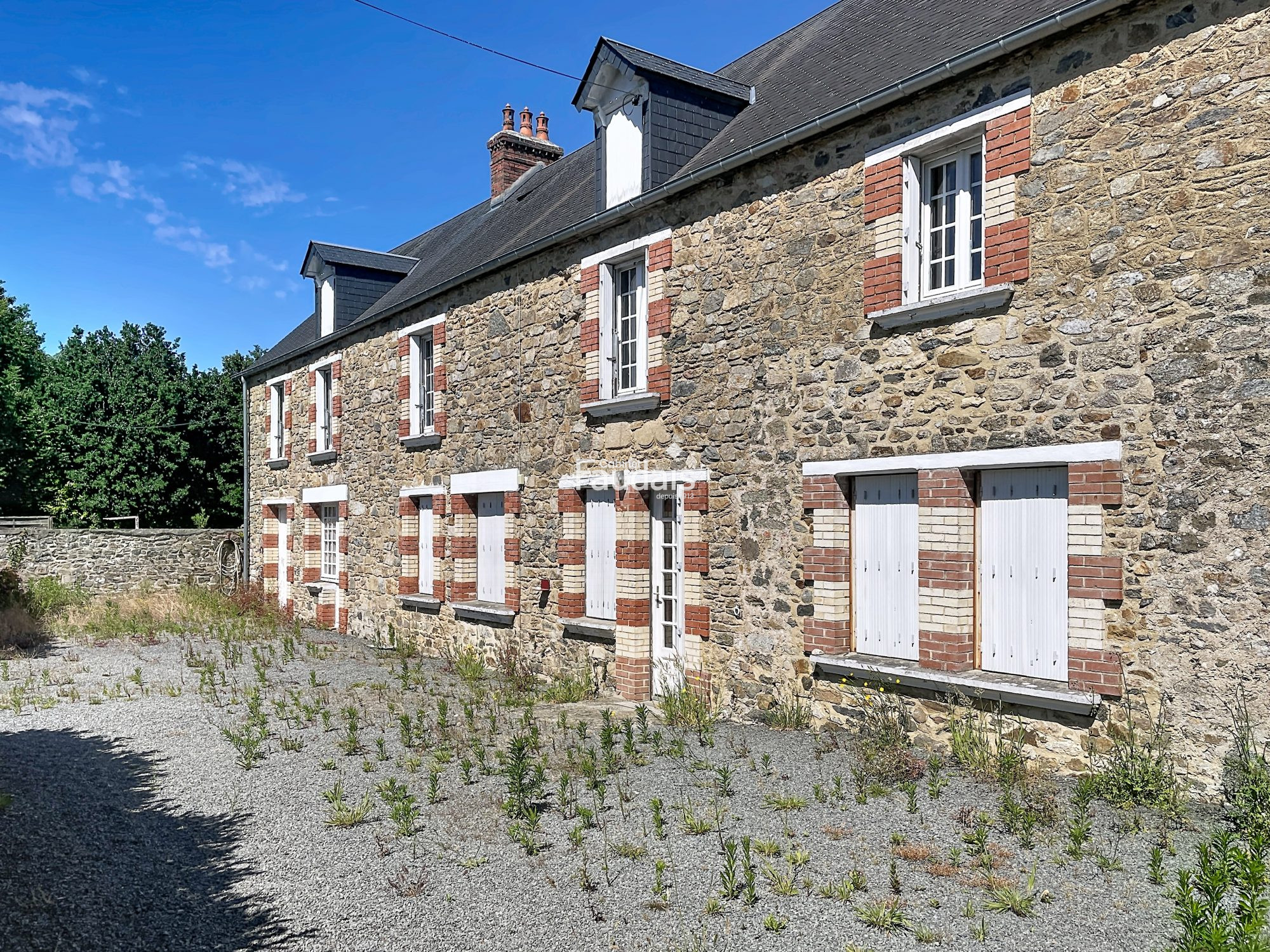 Maison 9 pièces 159 m² · à Feugeres · 159 m² · 195 000 €