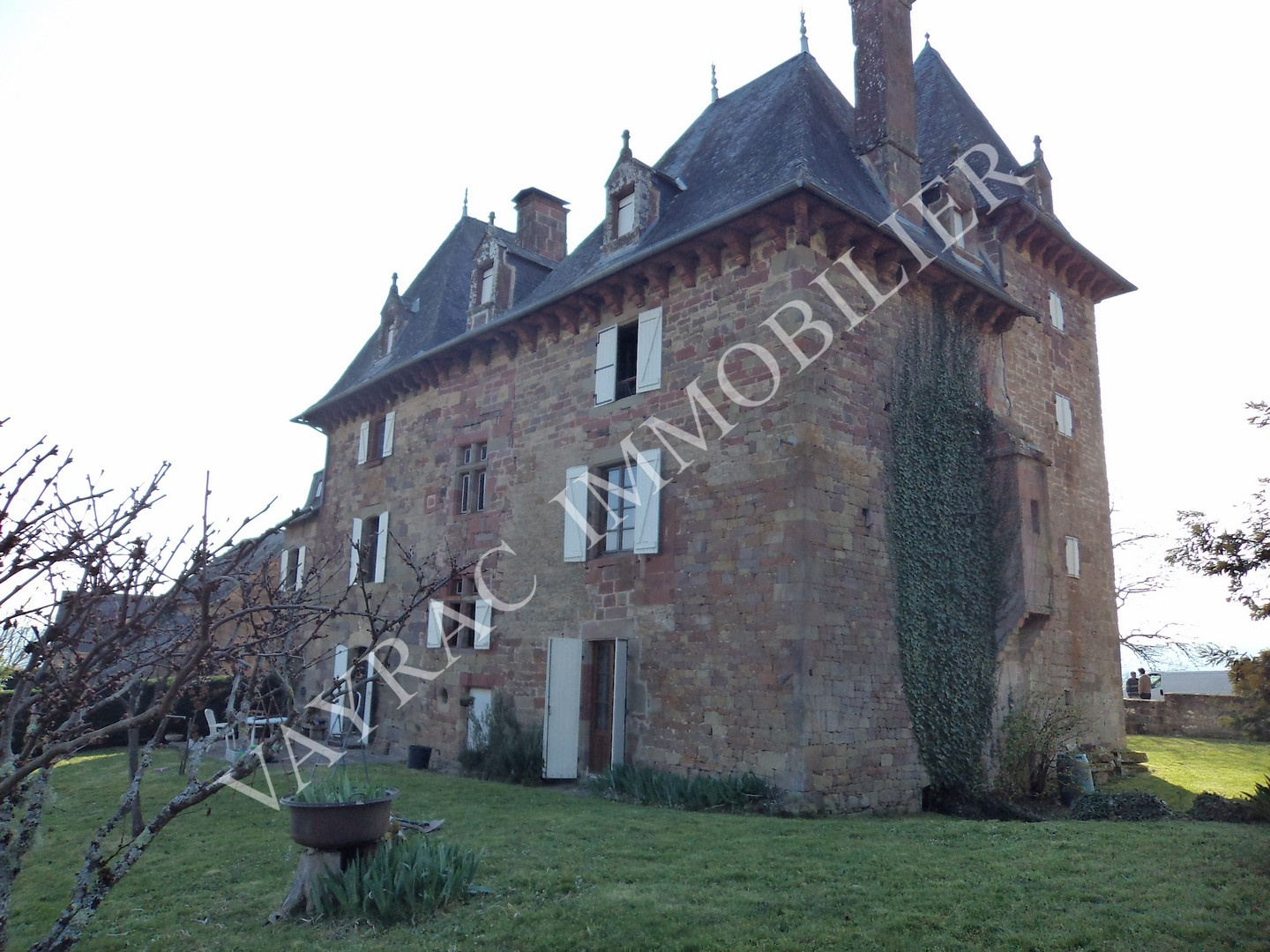 Maison 9 pièces 331 m² · à Noailhac · 331 m² · 296 800 €
