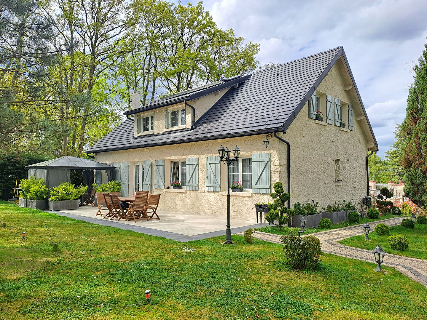 Maison 7 pièces 152 m² · à Poigny la Foret · 152 m² · 655 000 €
