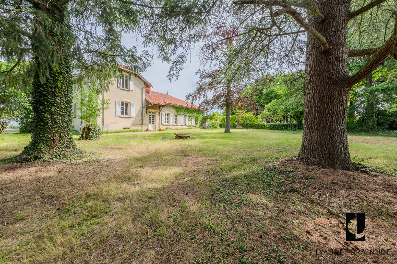 Maison 17 pièces 450 m² · à Perreux · 450 m² · 395 000 €