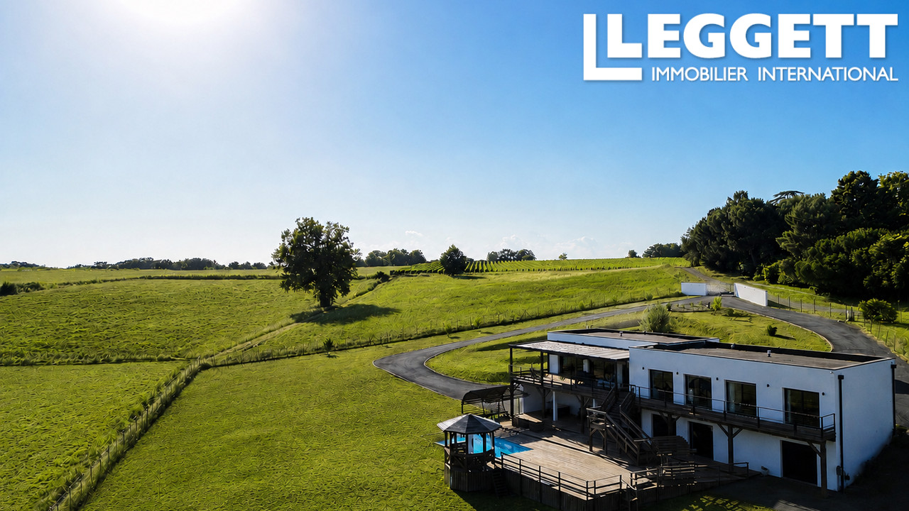 Maison 8 pièces 300 m² · à Saint-Genès-de-Lombaud · 300 m² · 750 000 €