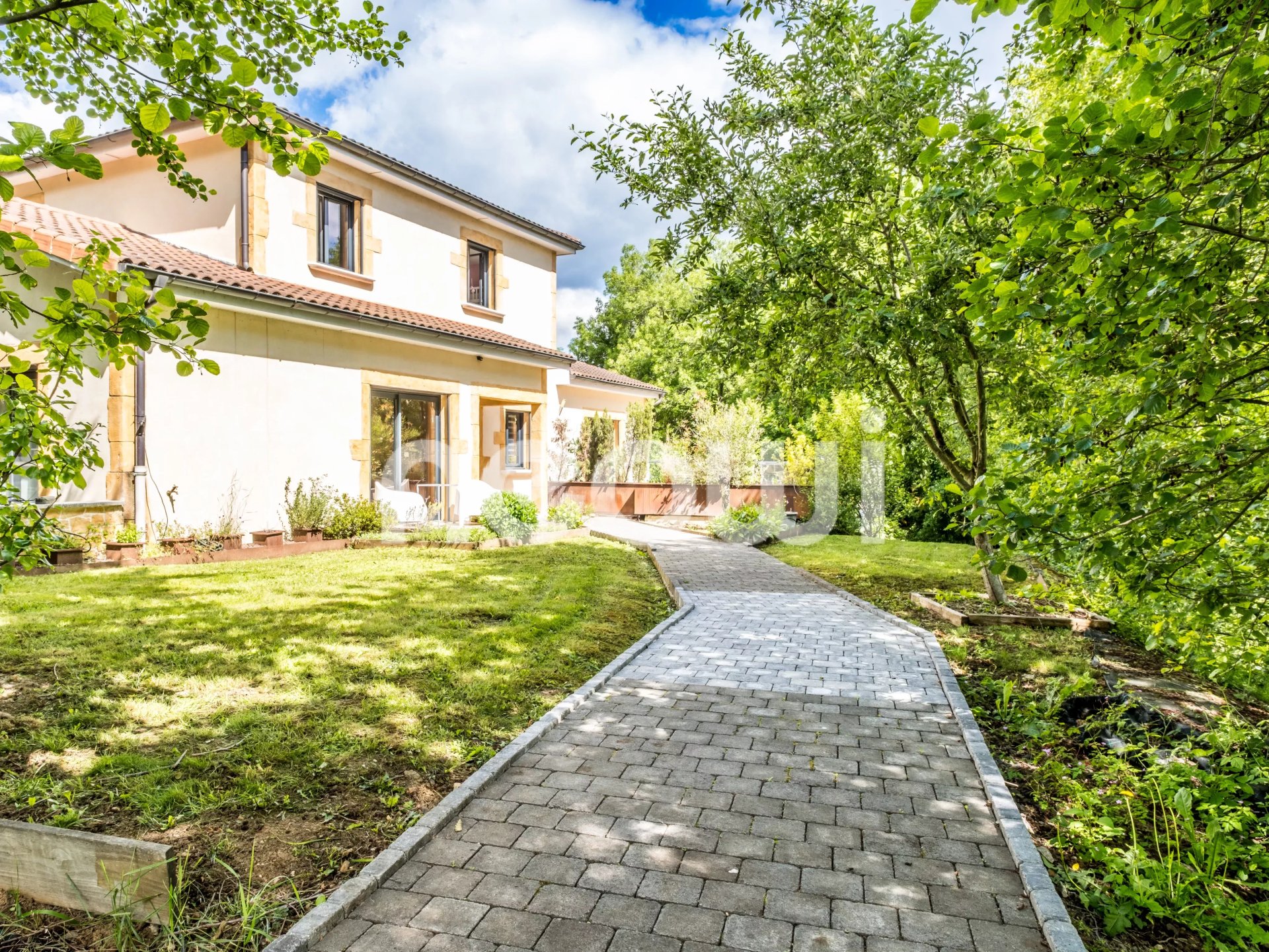 Maison 10 pièces 256 m² · à Porte des Pierres Dorées · 256 m² · 860 000 €