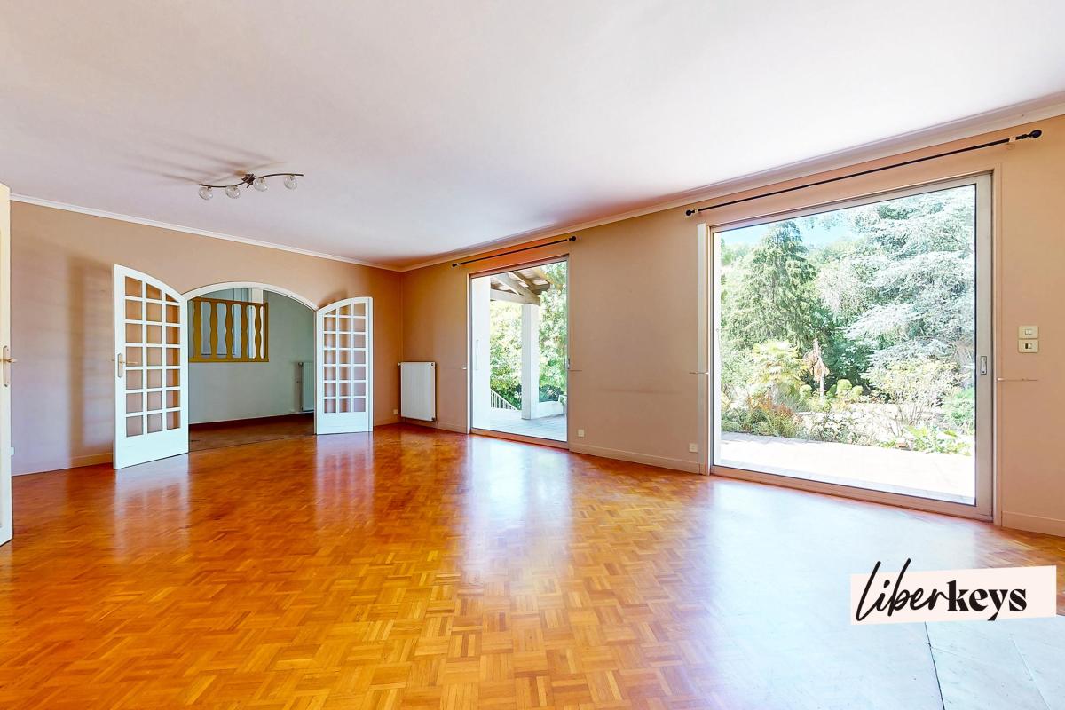 Maison 7 pièces 217 m² · à Saint-Georges-de-Luzençon · 217 m² · 495 000 €