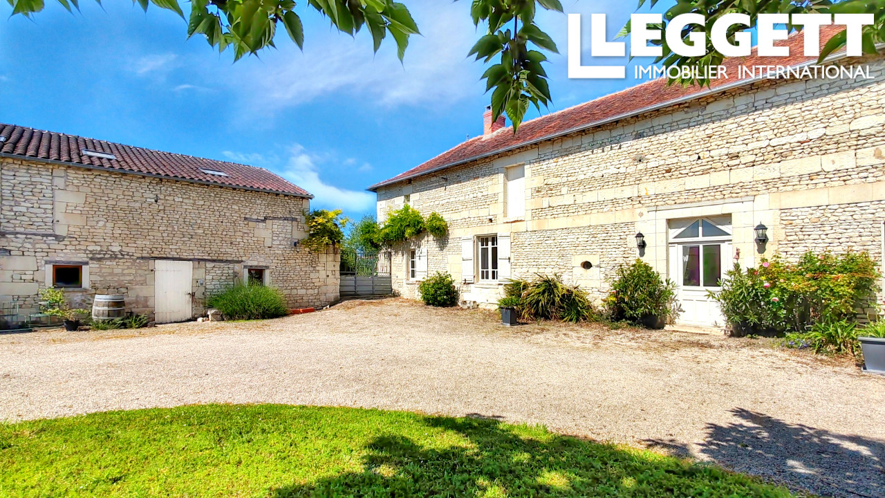 Maison 7 pièces 300 m² · à Serigny · 300 m² · 382 500 €
