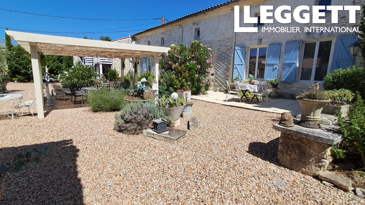 Maison 9 pièces 268 m² · à Siecq · 268 m² · 395 000 €