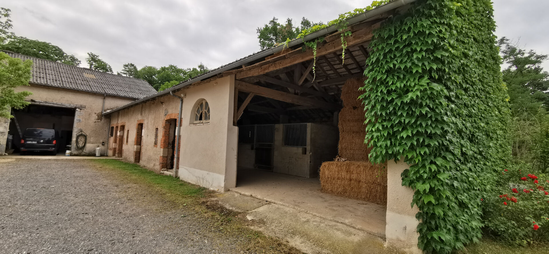 Maison 14 pièces 418 m² · à Persac · 418 m² · 590 000 €