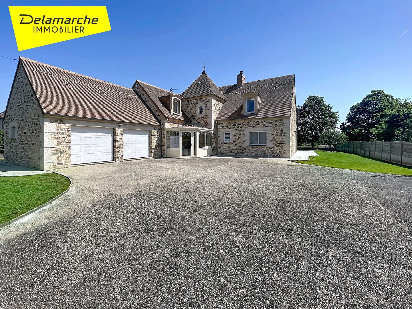 Maison 10 pièces 286 m² · à Champcervon · 286 m² · 499 000 €