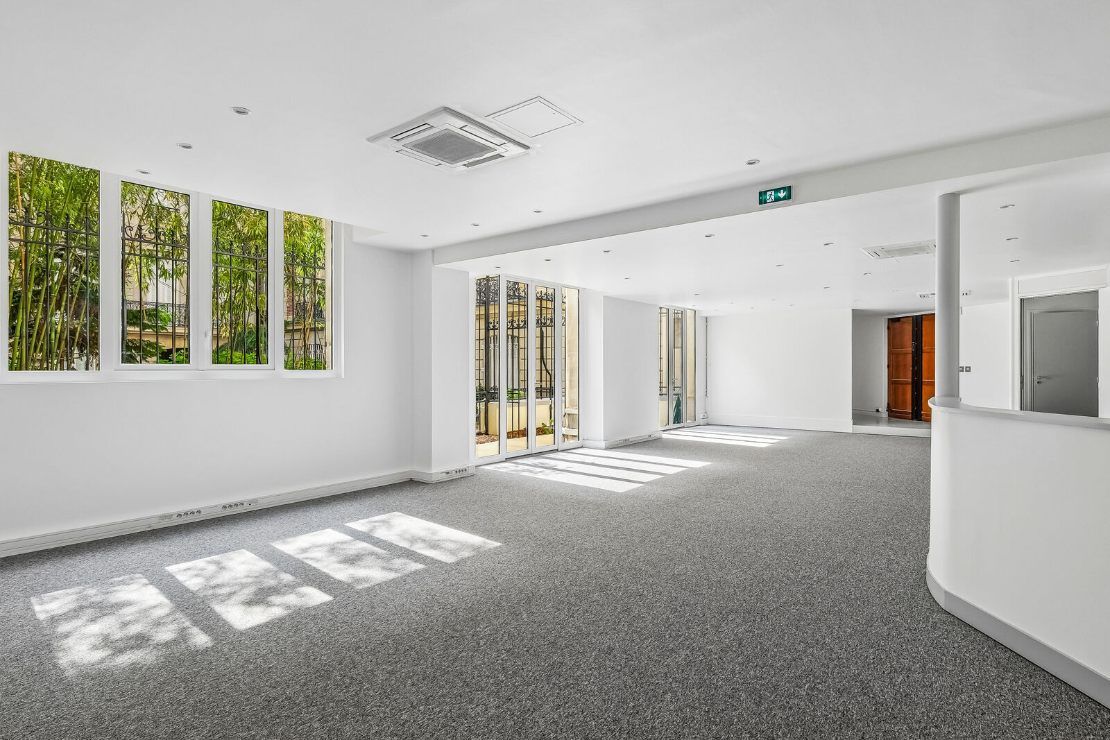 Local commercial 150 m² · à Paris 08e Arrondissement · 150 m² · 50 €/mois