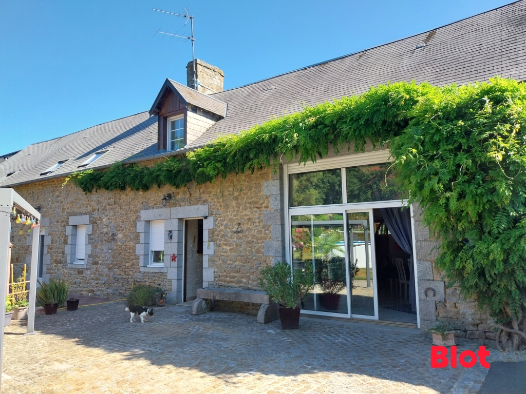 Maison 8 pièces 195 m² · au Châtellier · 195 m² · 299 250 €