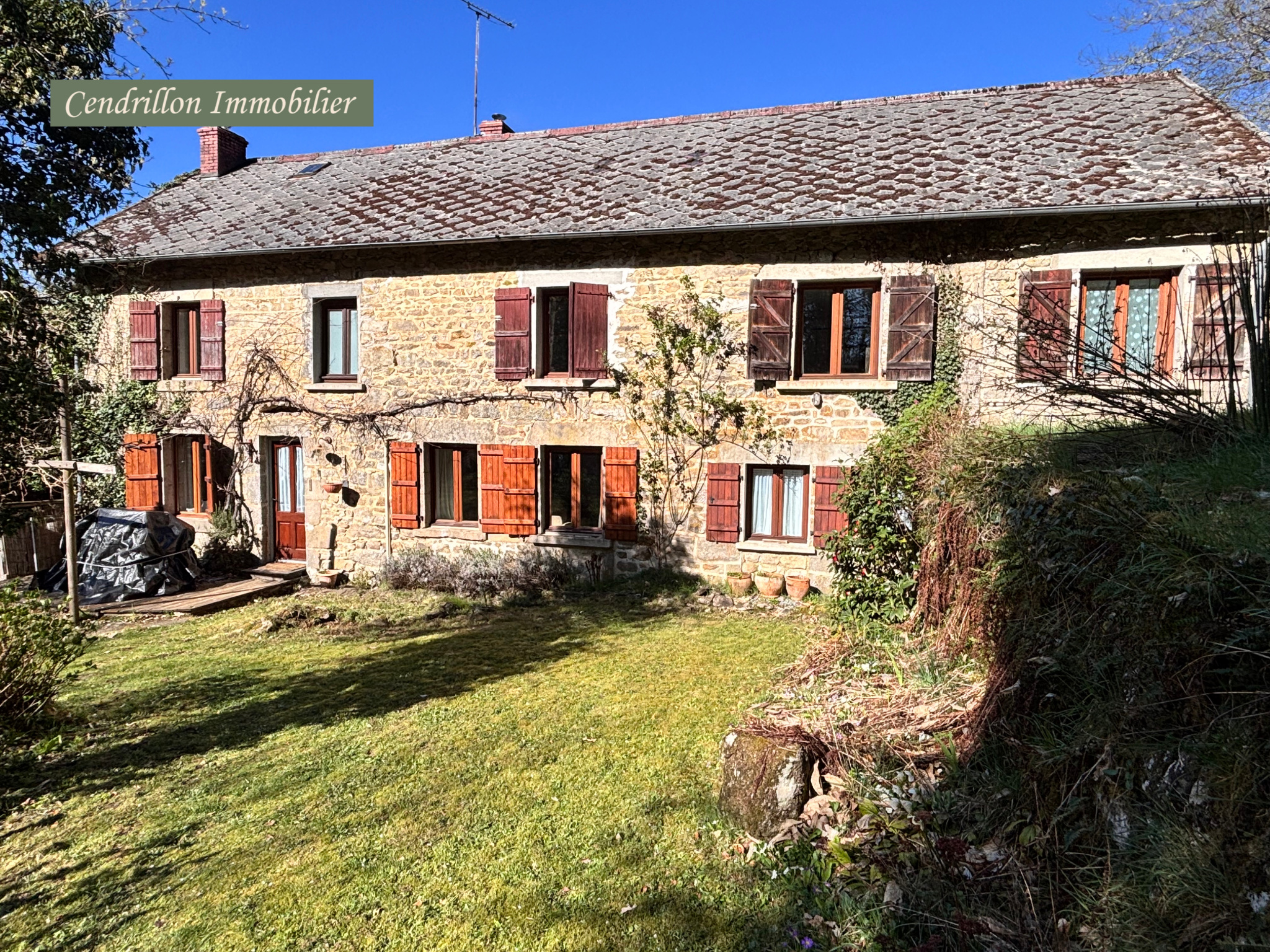 Maison 8 pièces 170 m² · à St Junien la Bregere · 170 m² · 165 000 €