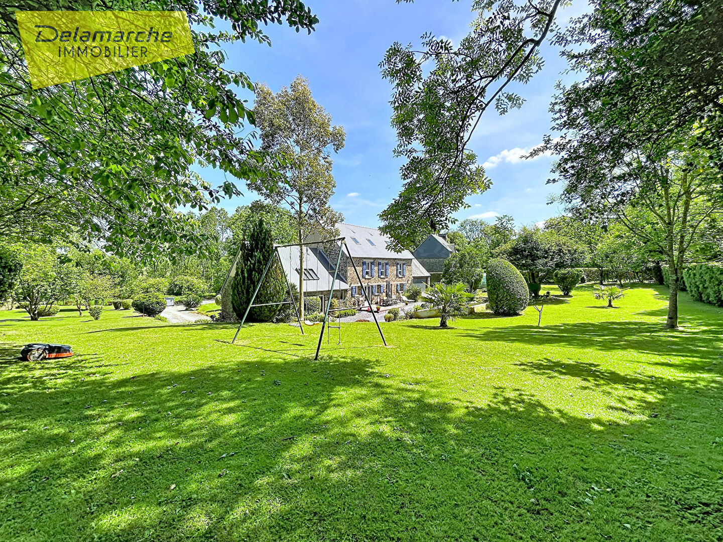 Maison 8 pièces 243 m² · à Equilly · 243 m² · 598 000 €
