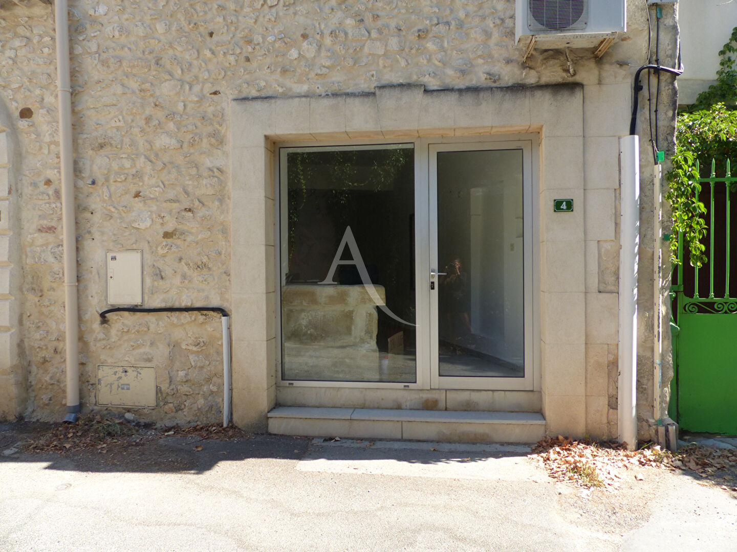 Local commercial 30 m² · à Ste Anastasie · 30 m² · 350 €/mois