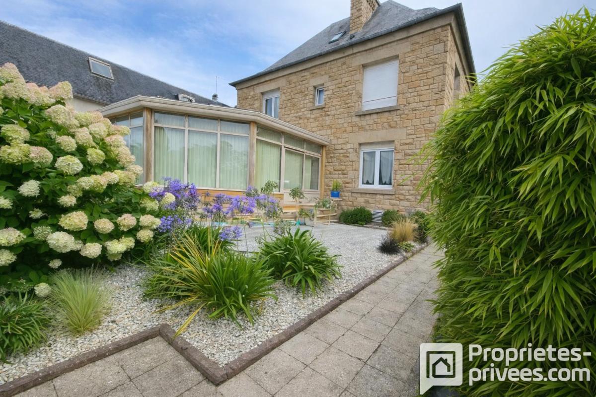 Maison 9 pièces 184 m² · à St Hilaire du Harcouet · 184 m² · 285 000 €