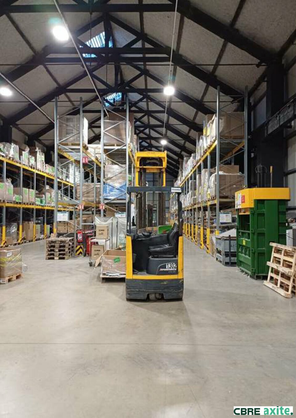 Local commercial 1500 m² · à Le Cheylas · 1 500 m² · 15 625 €/mois