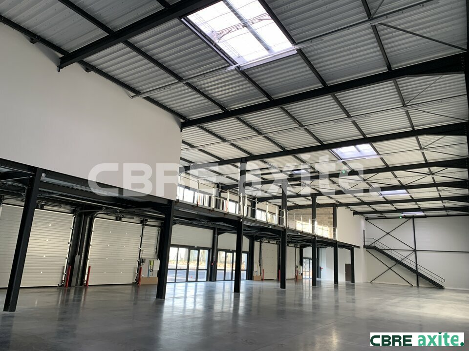 Local commercial 1466 m² · à St Quentin Fallavier · 1 466 m² · 11 840 €/mois