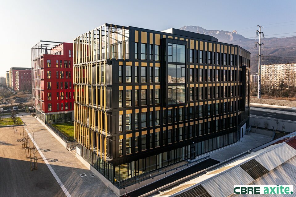 Local commercial 3010 m² · à Grenoble · 3 010 m² · 52 675 €/mois