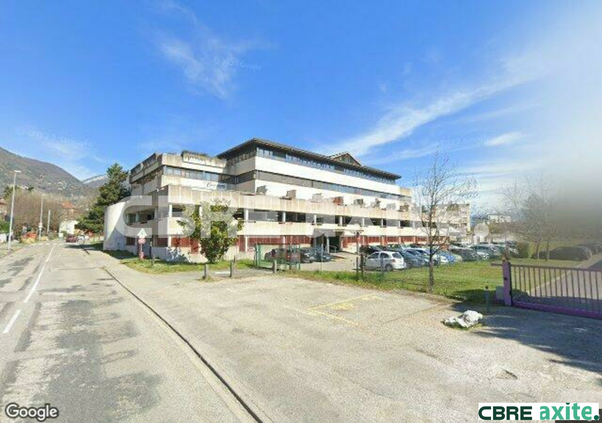 Local commercial 456 m² · à La Tronche · 456 m² · 813 960 €