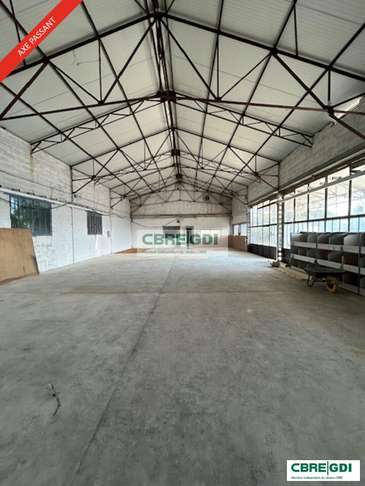 Local commercial 600 m² · à Chateaurenard · 600 m² · 11 000 €/mois
