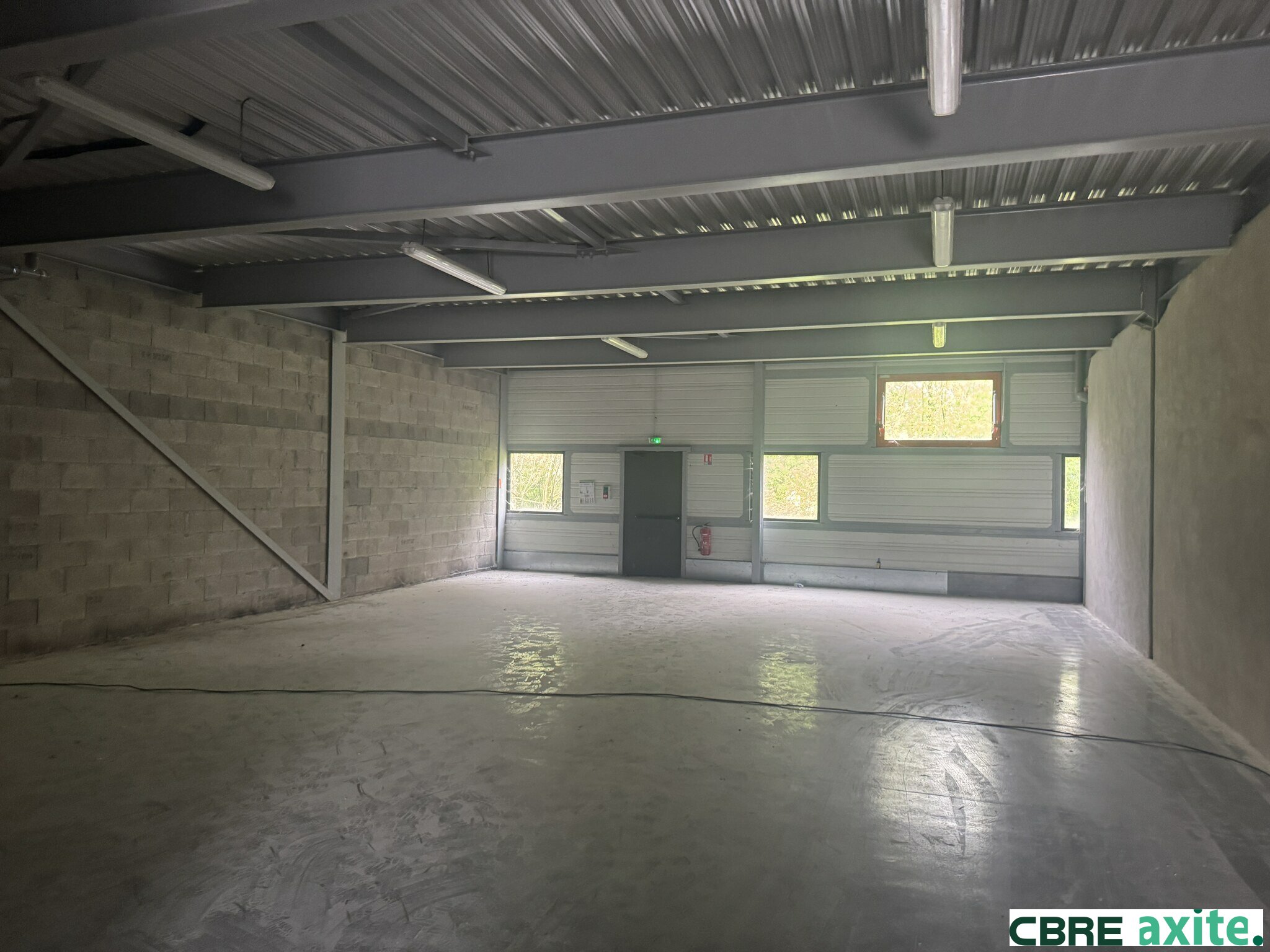 Local commercial 376 m² · à La Terrasse · 376 m² · 2 613 €/mois