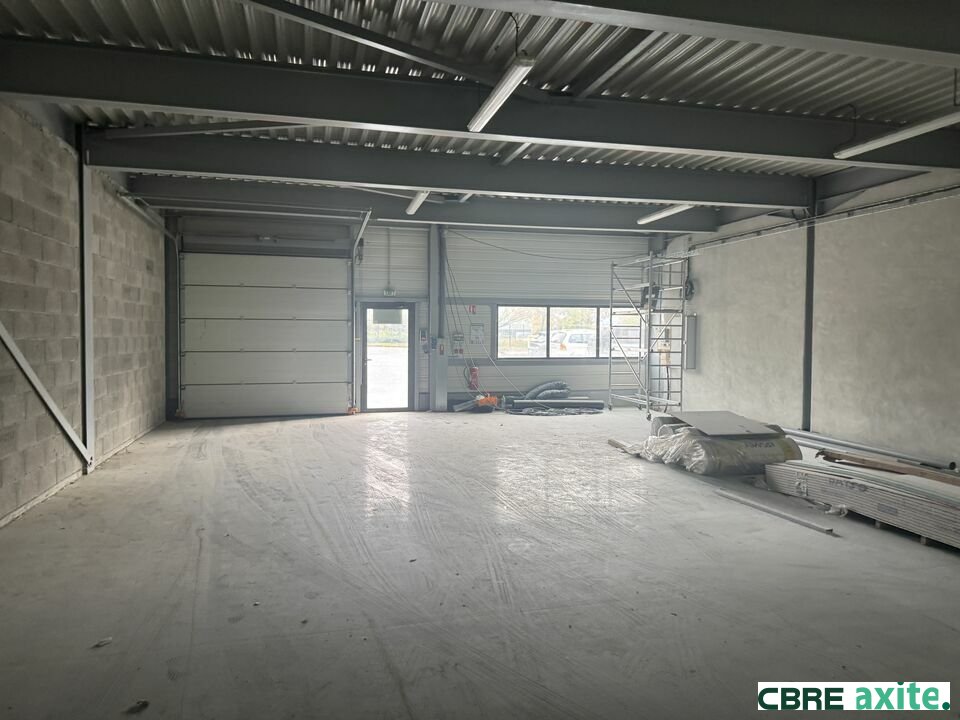 Local commercial 792 m² · à La Terrasse · 792 m² · 5 500 €/mois