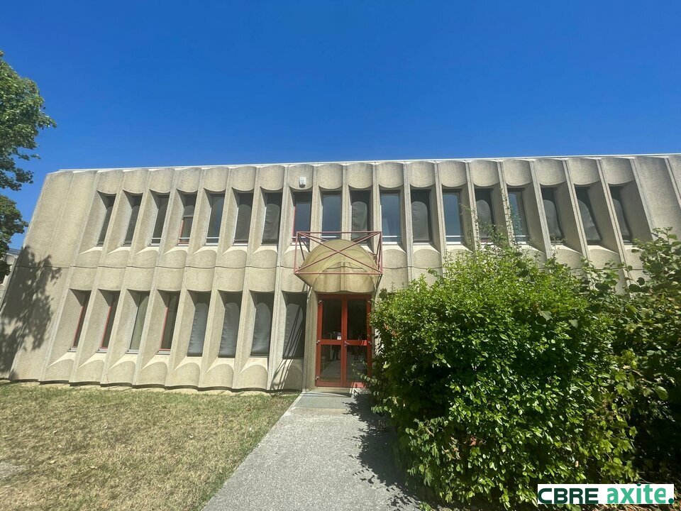 Local commercial 744 m² · à Meylan · 744 m² · 8 945 €/mois