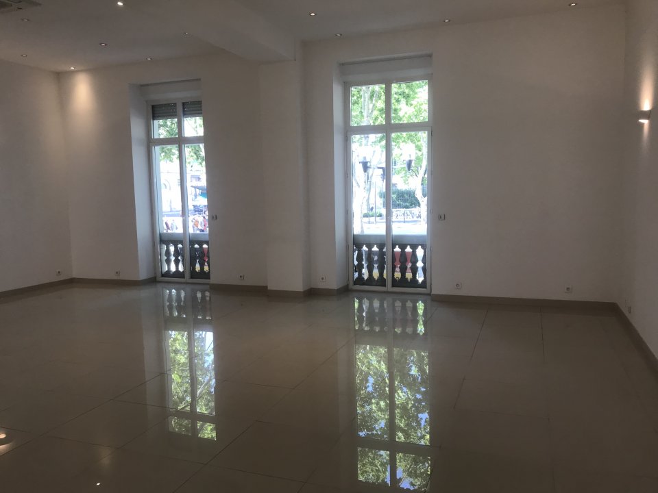 Local commercial 500 m² · à Nimes · 500 m² · 7 360 €/mois