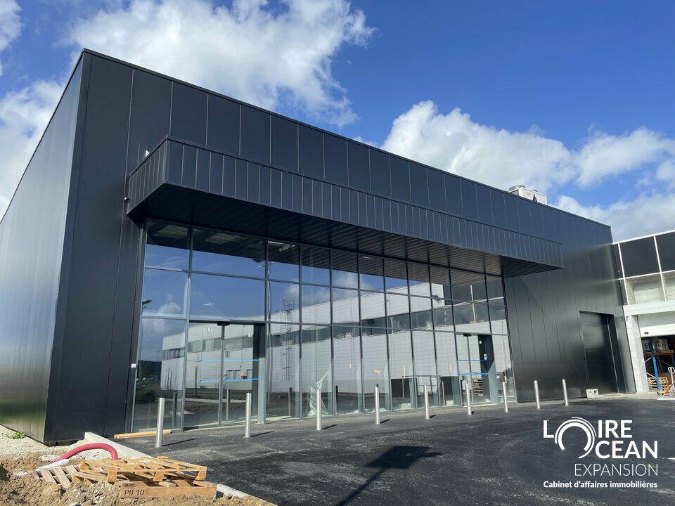 Local commercial 1000 m² · à Cholet · 1 000 m² · 8 333 €/mois