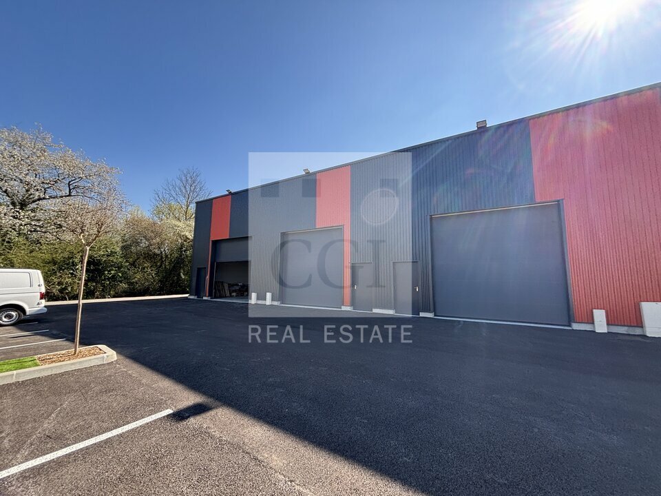 Local commercial 347 m² · à Charvieu Chavagneux · 347 m² · 649 528 €