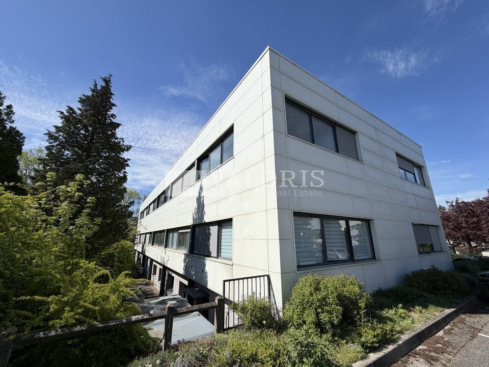 Local commercial 340 m² · à Champagne-au-Mont-d'Or · 340 m² · 4 437 €/mois