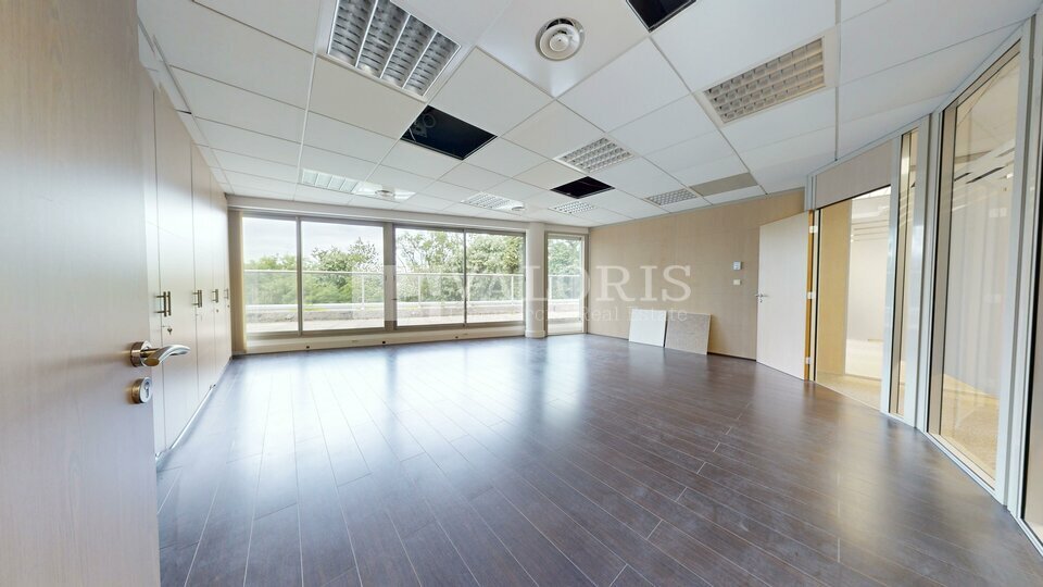 Local commercial 874 m² · à Écully · 874 m² · 9 586 €/mois