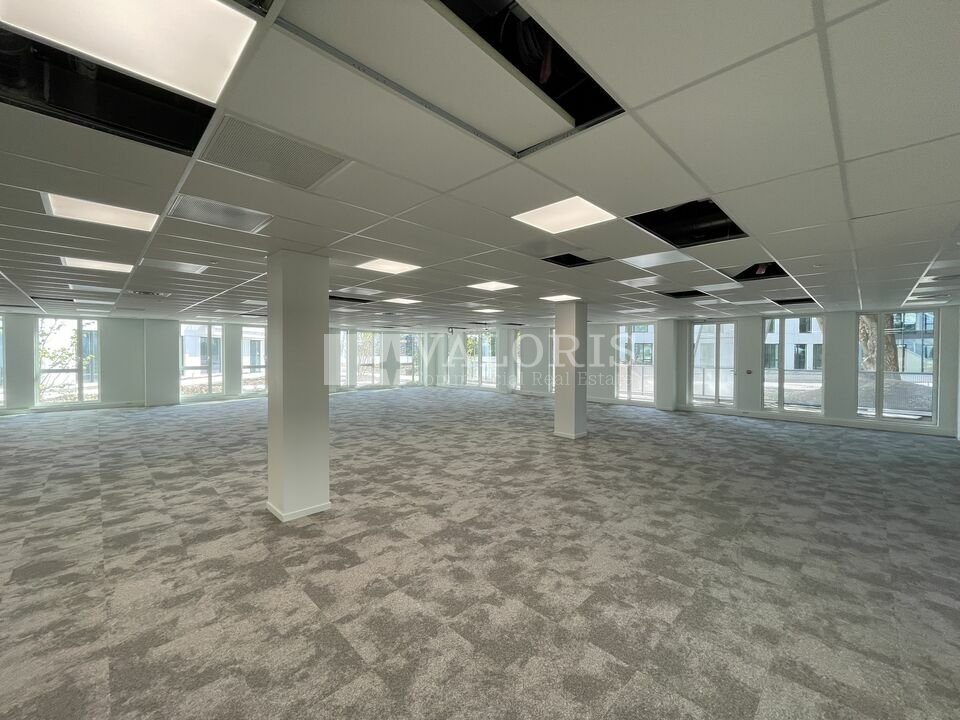 Local commercial 978 m² · à Limonest · 978 m² · 3 187 791 €
