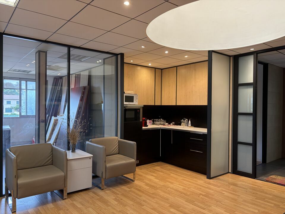 Local commercial 261 m² · à Champagne-au-Mont-d'Or · 261 m² · 3 383 €/mois
