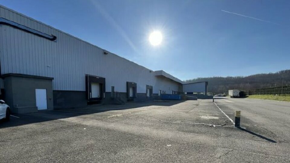 Local commercial 2420 m² · à St Quentin Fallavier · 2 420 m² · 2 152 500 €