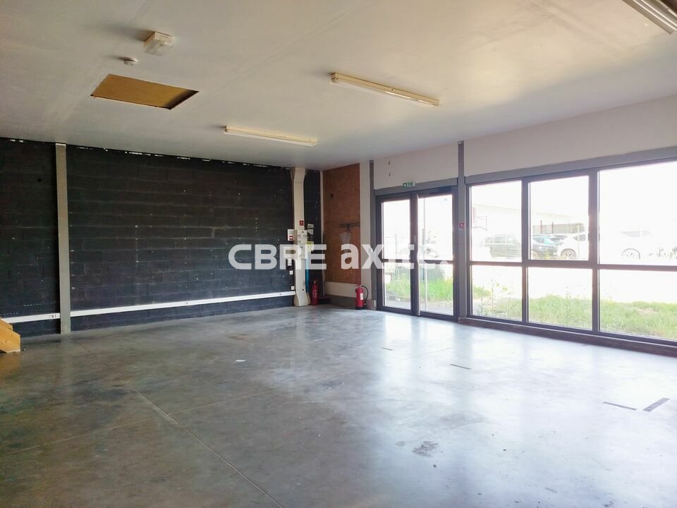Local commercial 100 m² · à Ornex · 100 m² · 2 300 €/mois