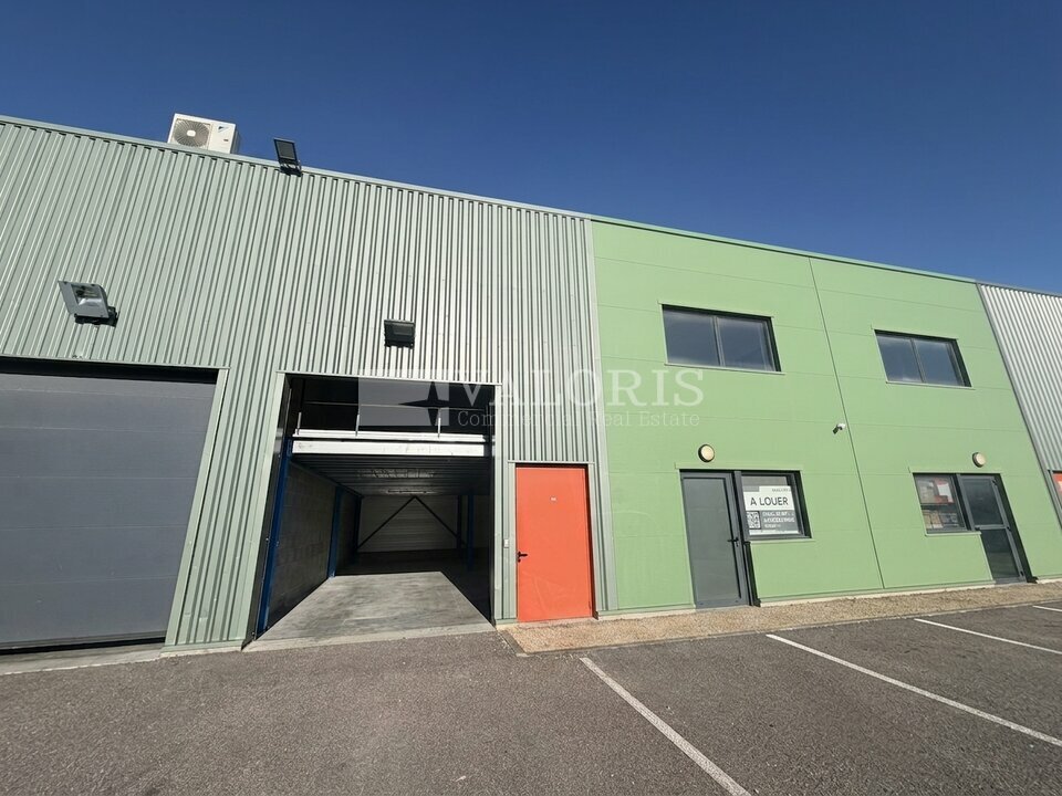 Local commercial 200 m² · à Civrieux · 200 m² · 1 600 €/mois