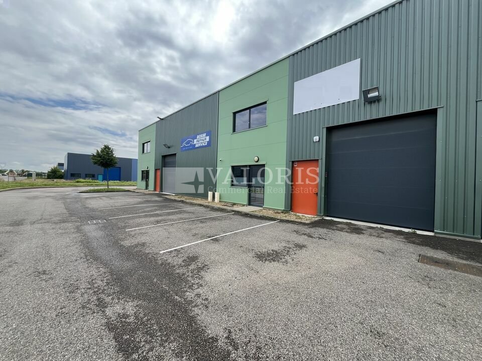 Local commercial 133 m² · à Civrieux · 133 m² · 281 875 €
