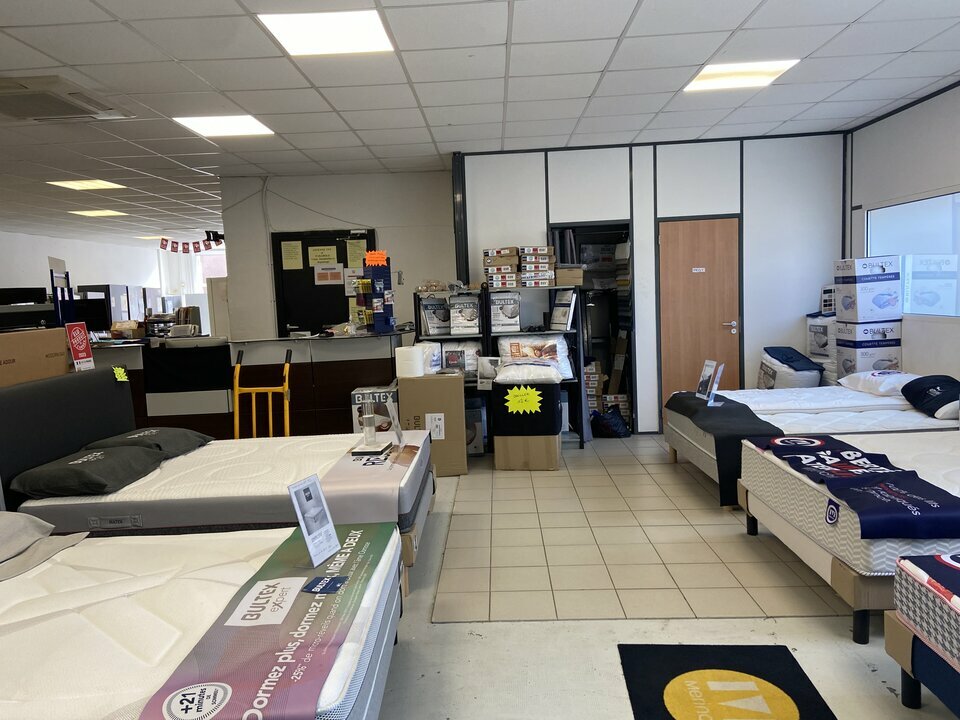 Local commercial 240 m² · à L Isle Jourdain · 240 m² · 1 890 €/mois