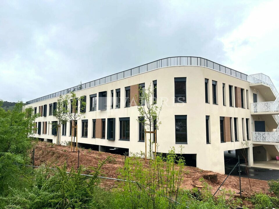 Local commercial 1200 m² · à Meyreuil · 1 200 m² · 21 405 €/mois