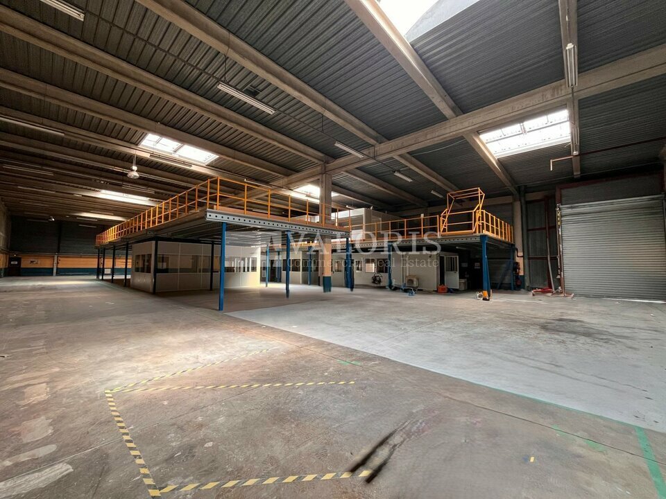 Local commercial 2451 m² · à Vitrolles · 2 451 m² · 15 558 €/mois