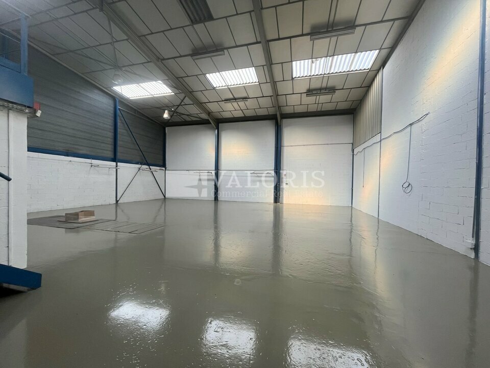 Local commercial 350 m² · à Chassieu · 350 m² · 2 433 €/mois